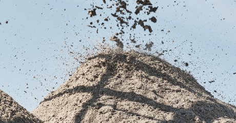 4Крупнозернистый песок поступает на склад