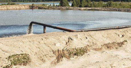 2Пульпа поступает по трубам на карту намыва